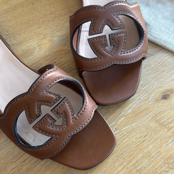 Authentic $750 GUCCI interlocking GG logo cutout slides mules 37 tan leather - Picture 11 of 12